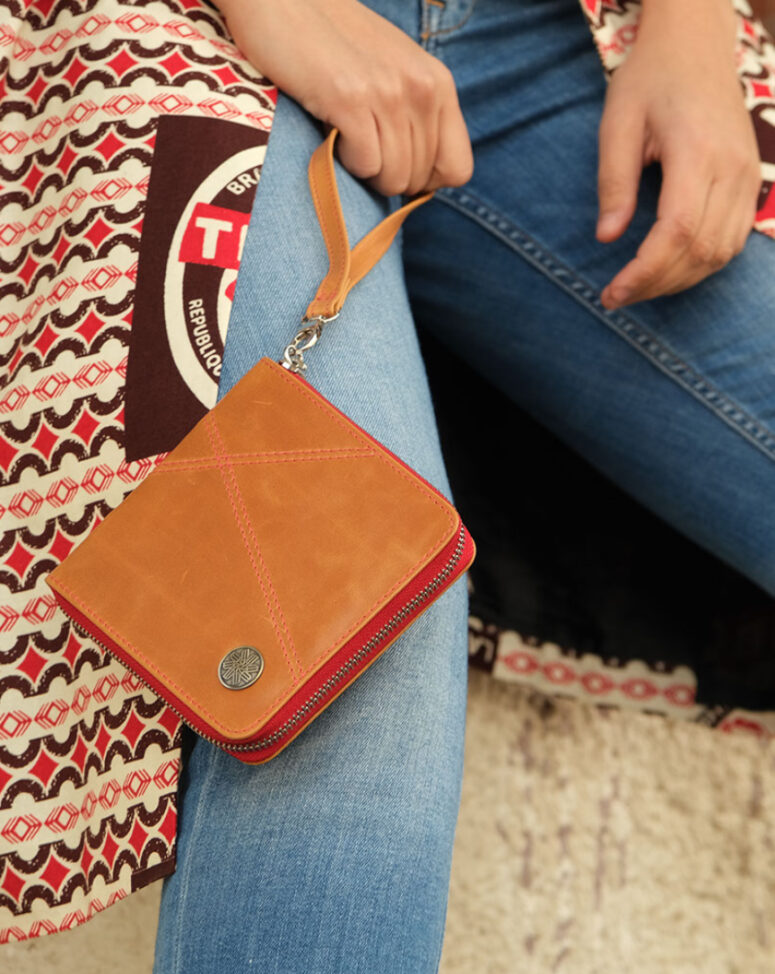 The Retro square genuine leather wallet for women has a detachable leather wrist band that allows you to carry it around comfortably or attach it to your bag.