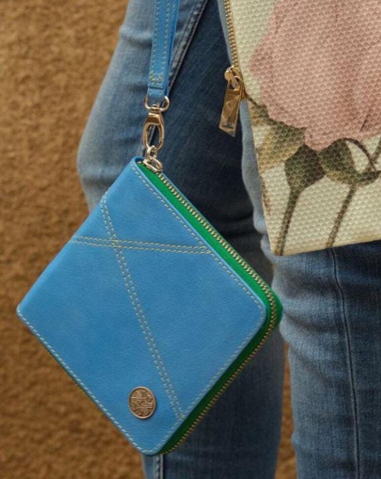 The Retro square genuine leather wallet for women has a detachable leather wrist band that allows you to carry it around comfortably or attach it to your bag.