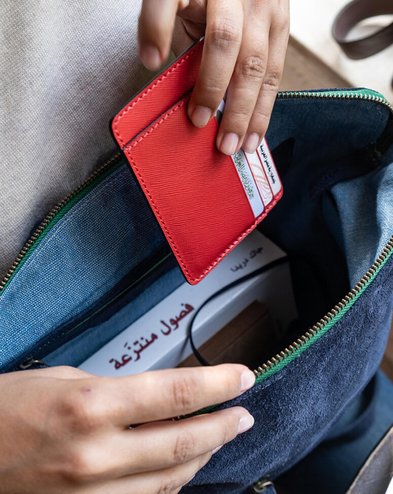 With the MW cardholder's 4 card slots and a compartment for bills you can leave your house lightly carrying only your cardholder.